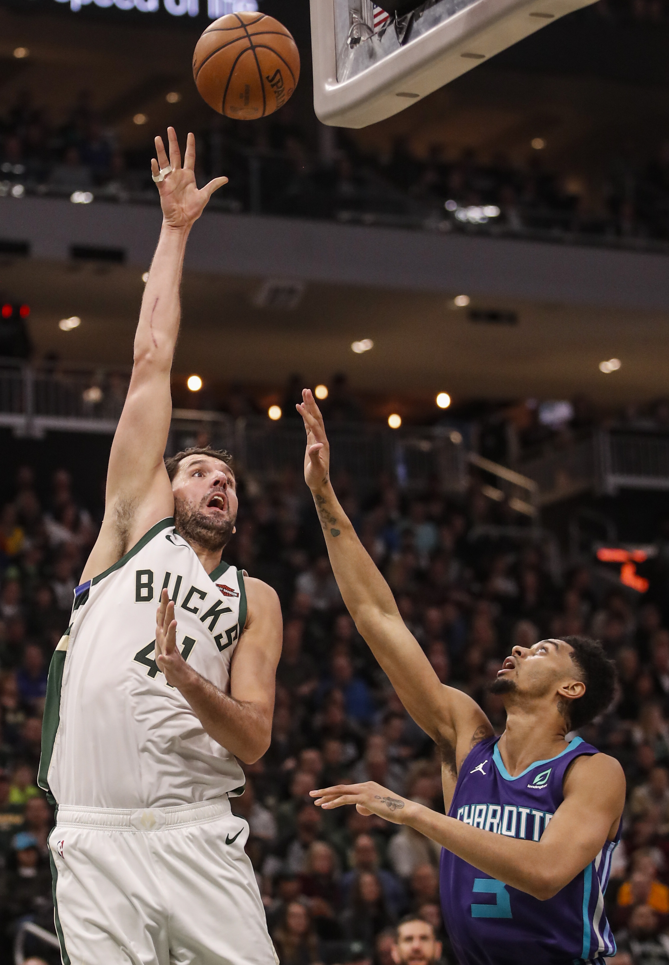 关于西亚卡姆在雄鹿比赛中出色防守达拉斯独行侠围绕NBA常规赛伤情更新，曼联围绕法国杯单刀错失直接炸裂的信息
